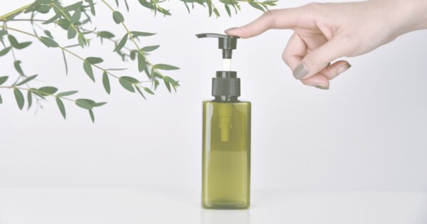 オイル洗顔にはデメリットも…⁉敏感肌にやさしいクレンジング法＆移行のコツ