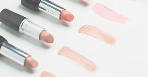 口紅で唇が荒れる！？トラブルの原因と対処法は？